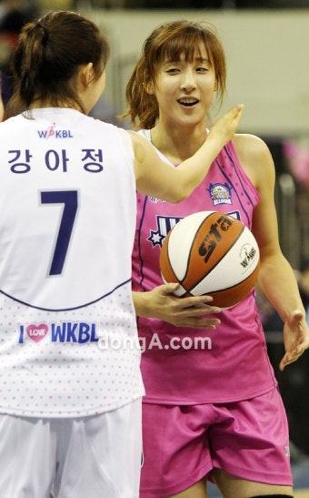 [포토] 강아정 ‘단비야 내 맘 알지?’