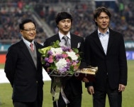 [포토] ‘꽃을 든 남자’ 안정환, 은퇴식…공로패 수상