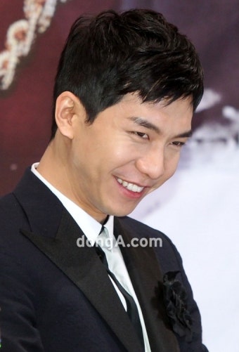 [SD포토] 이승기, 재미있는 질문이라도? 고개 숙이고 ‘웃음’