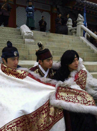 김수현-정일우-송재림, 금박 이불덮고 휴식 ‘귀하신 몸’