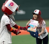 [포토] 턱돌이에게 씨리얼 선물받은 앤제이, ‘턱돌이 센스만점!’