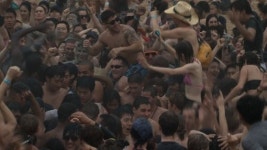 [ON AIR] 금발 미녀와 춤추며 머드팩을? 요즘 가장 핫한 대천해수욕장