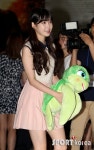 [포토] 토끼같은 아이유, 거북이 ‘엘라’와 깜찍 입장