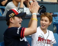 [포토] ‘두산팬 커플’ 박시은-진태현, 달콤한 야구장 데이트