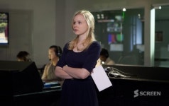 ‘가슴 노출’ 알리슨 필, ‘뉴스룸’서 두 남자와 미묘한 삼각관계