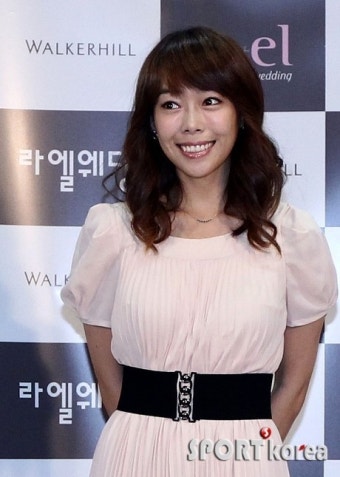 [포토] 애즈원 이민, 단짝 크리스탈 결혼식에 행복 미소