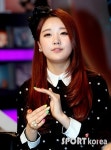 [포토] 수빈, 눈에 띄는 네일아트 ‘알록달록 예쁘네~’