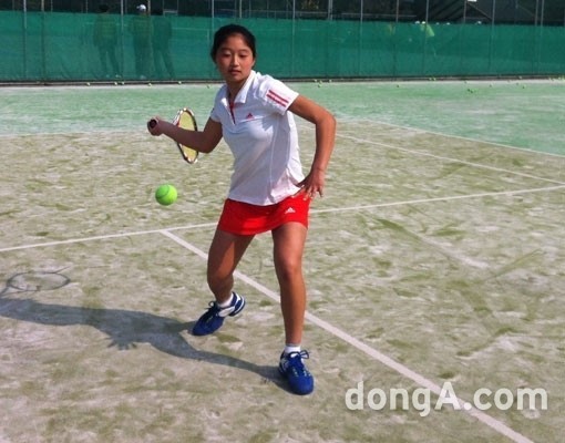‘13세’ 장은세, 대학생 꺾고 테니스선수권 최연소 본선행 | 포토뉴스