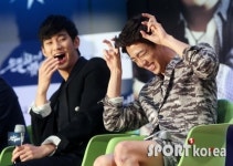 [포토] ‘은위’ 김수현, 막내 이현우 귀요미송에 ‘깜놀’