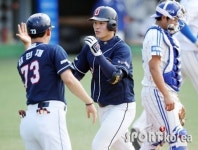 [포토] 민병헌, 축하 받으며 홈인 ‘빨리 따라 잡자’