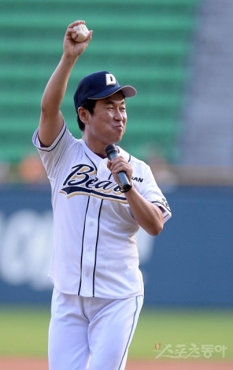 [포토] 이영돈PD, 시구 전 야구공 먹방? ‘저도 참 좋아하는데요’