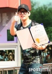 [포토] 김희철 소집해제…표창장 꼭 쥐고 ‘희님의 보물1호?’