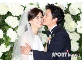 [포토] 지성 이보영 결혼…영화 같은 ‘로맨틱 키스’