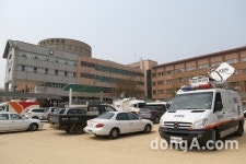[동아포토]안산단원고등학교 ‘학생들이 있어야 할 운동장엔 취재차들 뿐…’