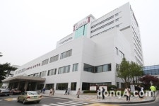 [동아포토] 진도 여객선 생존자 구조 소식 기다리는 안산고대병원