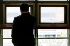 [동아포토]‘보고싶다 애들아…’ 눈물흘리는 안산 단원고등학교 교사
