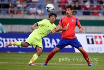 [한국 일본 축구]김민혁, 상대 선수와 ‘볼 다툼’… 한일전 결과