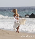 로지 헌팅턴 휘틀리, 화보 촬영 중 ‘아찔한 순간’