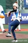 [동아포토]하지원 ‘털모자 시구패션은 처음이지?’