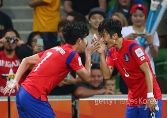 [아시안컵 한국 우즈벡]손흥민 결승골, 김진수와 ‘귀여운 골 세리머니’