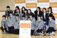 [동아포토]임시완-에이핑크 ‘교복 무상지원 후원식 훈훈한 모습’
