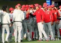 [포토] ‘프로야구 중계’ 선수들과 승리의 기쁨을 나누는 김용희 감독