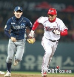 [포토] ‘KBO 프로야구 중계’ 김원섭 ‘태그아웃~’