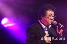 [동아포토]오승근 '내 나이가 어때서' 열창