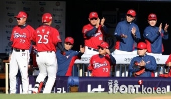 [포토]김기태 감독 ‘이범호, 2회 동점포 멋져’
