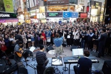 거미, 광주 버스킹… 1500명 시민들과 소통 ‘버스킹의 좋은 예’