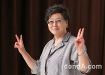 [동아포토]'가족을 지켜라' 반효정 깜찍한 쌍브이~