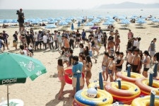 ‘쓰리 썸머 나잇’ 몹씬 사랑하는 김상진 감독, 이번에는 단체 비키니!