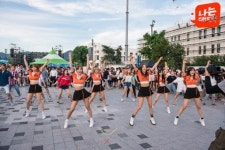 AOA, 광주 한복판서 댄스 플래시몹…시민들 ‘열광’