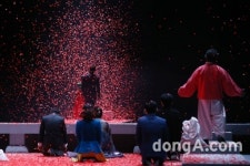 [동아포토]연극 ‘홍도’, 아름답지만 슬픈 꽃잎