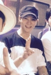주원, 깜찍 브이… 친구들과 대중교통 이용 포착