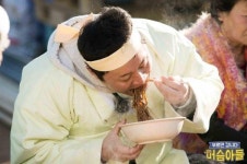 ‘머슴아들’ 정준하, 순식간에 한그릇 뚝딱~ 폭풍 자장면 먹방 ‘폭소’