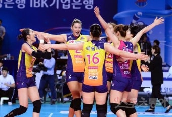 ‘알렉시스 영입 효과’…흥국생명, 선두 IBK기업銀 잡고 2연승