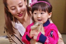 ‘오마베’ 사강 딸 소흔, 구렁이에 뽀뽀 발사…파충류 소녀 등극