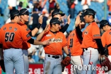 [포토] 한화 ‘삼성에 9-8 역전승’