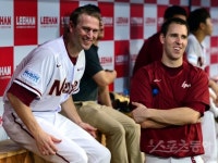 [포토] 밴 헤켄 ‘하하 역시 돌아오니 좋네요’