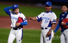 [포토] 이광환 감독 ‘오늘은 교체를 좀 빠르게’