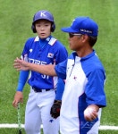 [포토] 배유가 ‘김용수 코치님께 지도를’