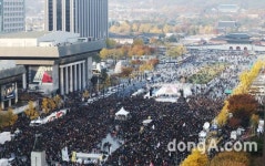 광화문 촛불집회 행렬, 청와대 앞 경복궁역 사거리까지 진출