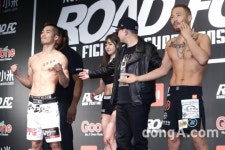 [동아포토]박형근-김형수 뺨때리는 도발에 어이없어