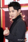 [동아포토]신화 전진 레이저 눈빛과 하트의 콜라보레이션