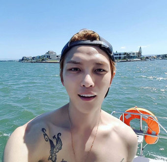 [#해시태그 컷] 김재중, 윗옷 벗고 팬서비스 셀카