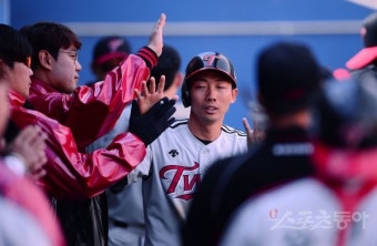 [포토] 격한 축하를 받는 김용의