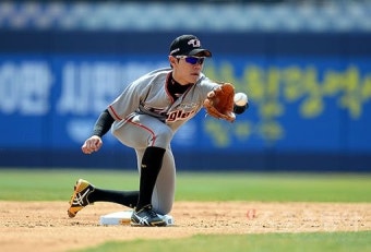 ‘4실책 자멸’ 한화, 역대 개막전 최다실책 불명예