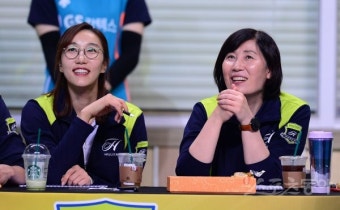 [포토] 한유미-이도희 감독 ‘다음 시즌엔 누구와 뛰게 될까요?’