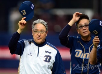 [포토] 6연승 김경문 감독 ‘팬 여러분 감사합니다’
